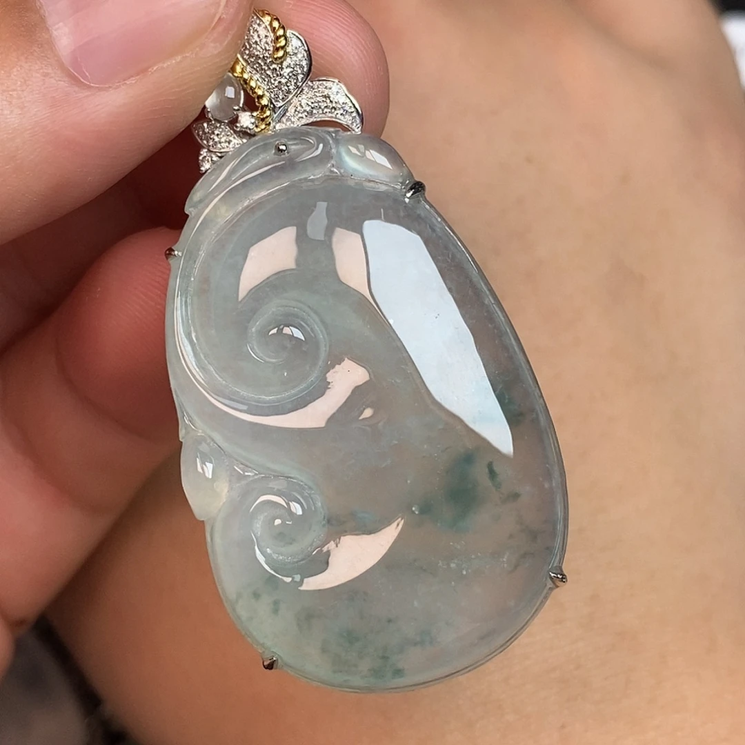 翡翠18K金镶嵌颈饰如意