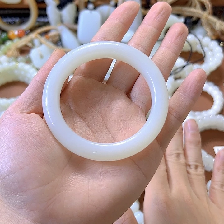 和田玉未镶嵌手镯