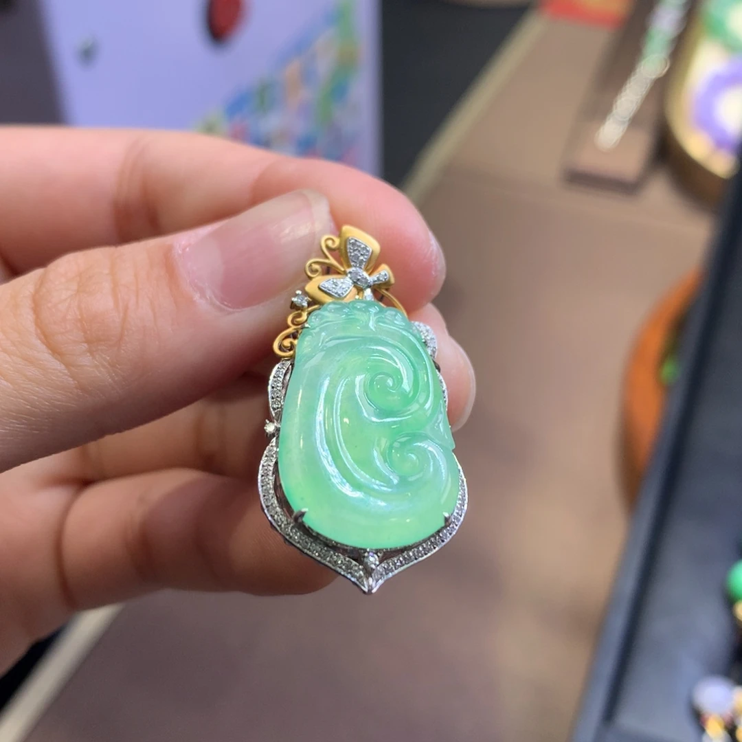 翡翠18K金镶嵌颈饰翡翠