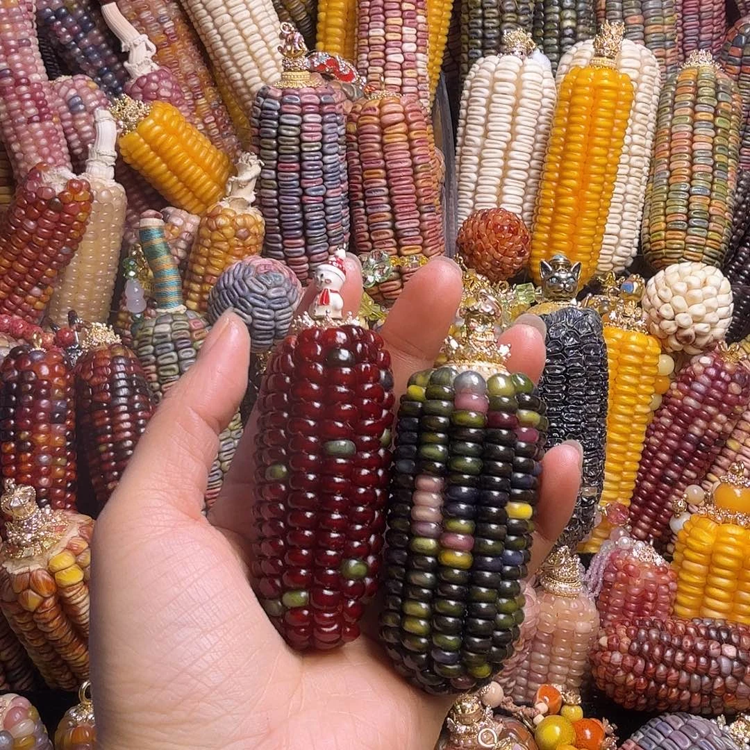 妮***·亚克力合金两个文玩