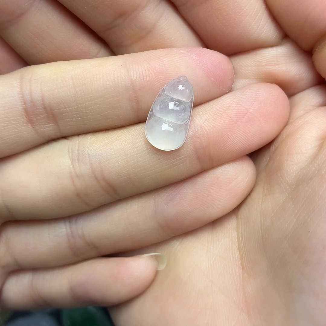 翡翠未镶嵌颈饰冰豆子