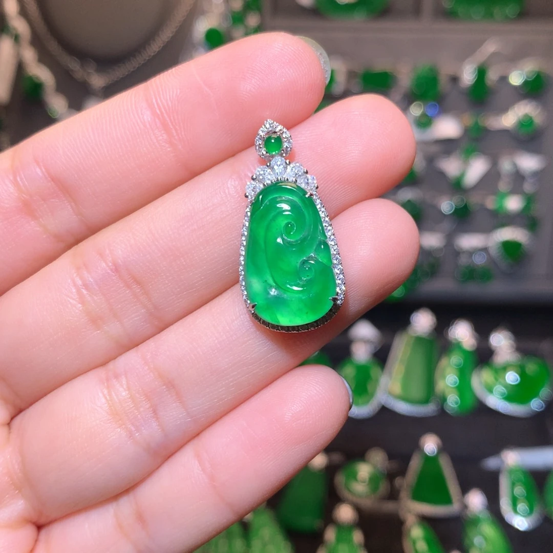 翡翠颈饰18K金镶嵌如意