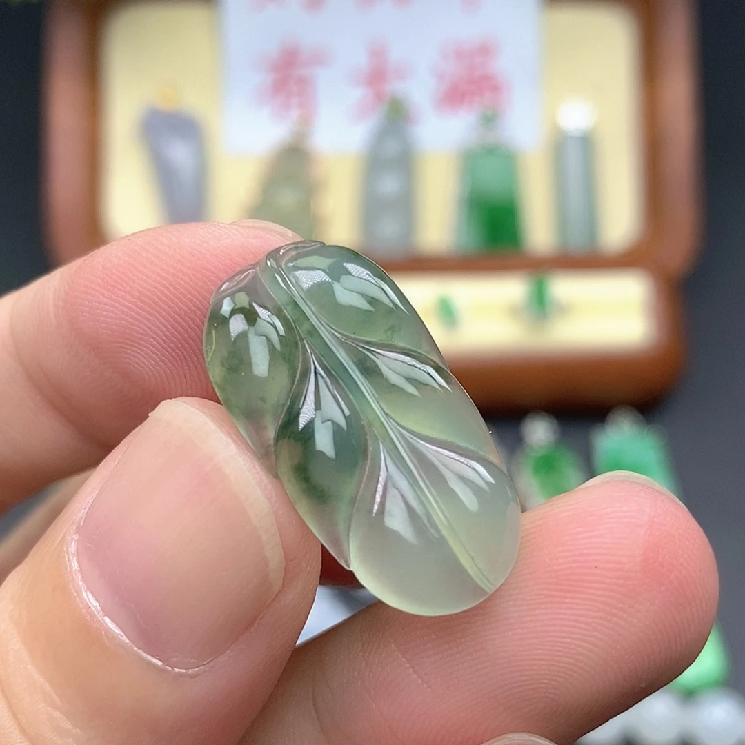 翡翠未镶嵌颈饰叶子