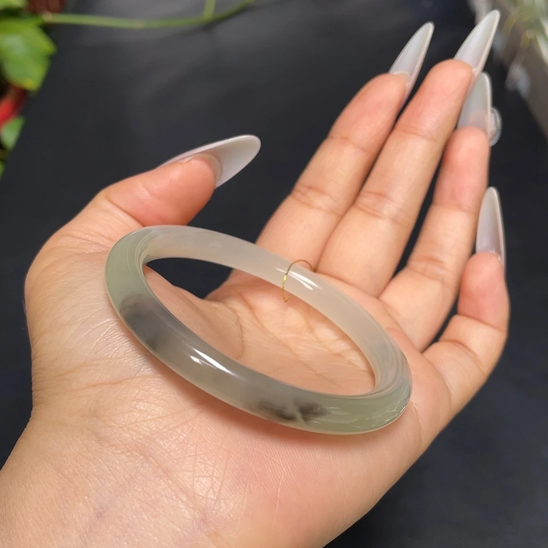 和田玉未镶嵌手镯三色分明！53