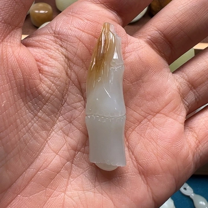 和田玉未镶嵌颈饰且末节节高