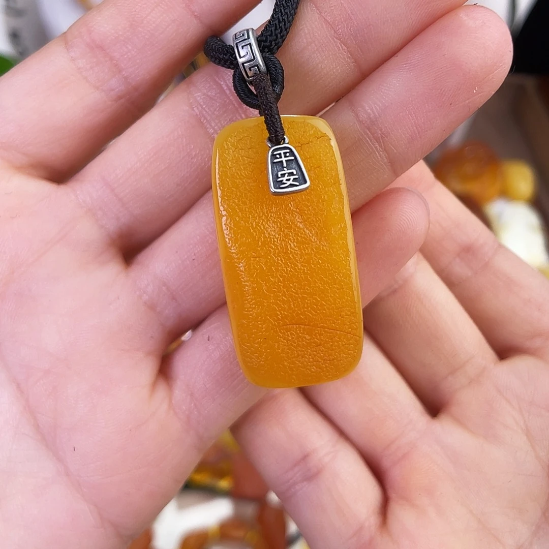 琥珀珠宝奇石未镶嵌。