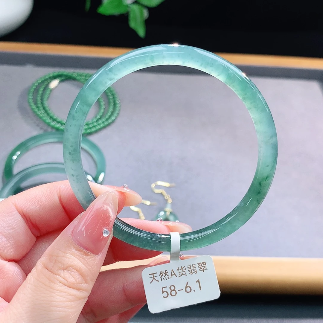 未镶嵌手镯（圆镯）翡翠