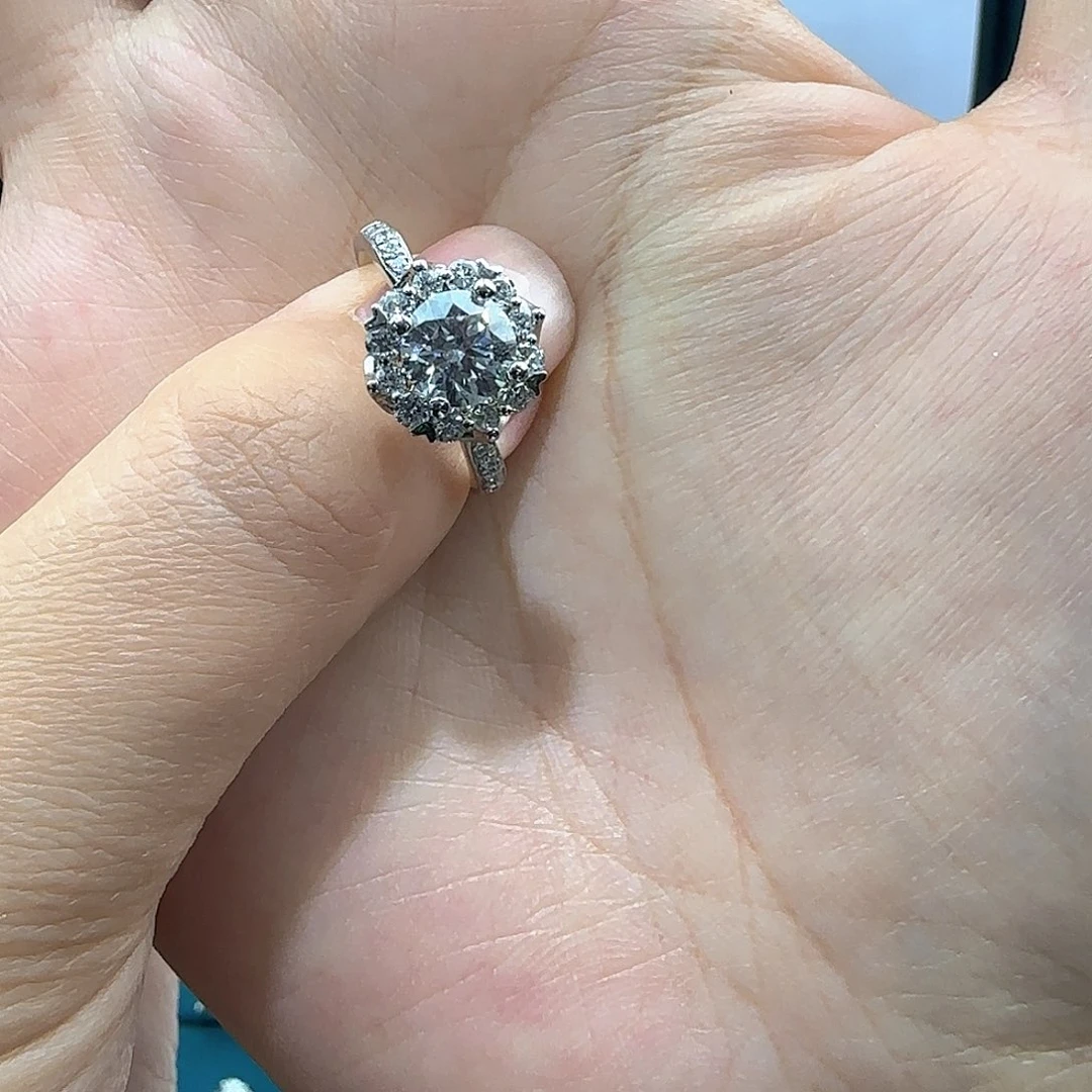 实验室培育钻石铂Pt950镶嵌一克拉灿若星辰12 13圈口