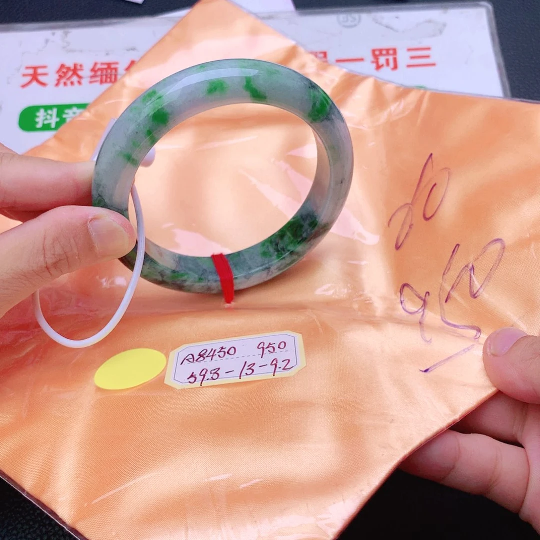 翡翠手镯未镶嵌翡翠