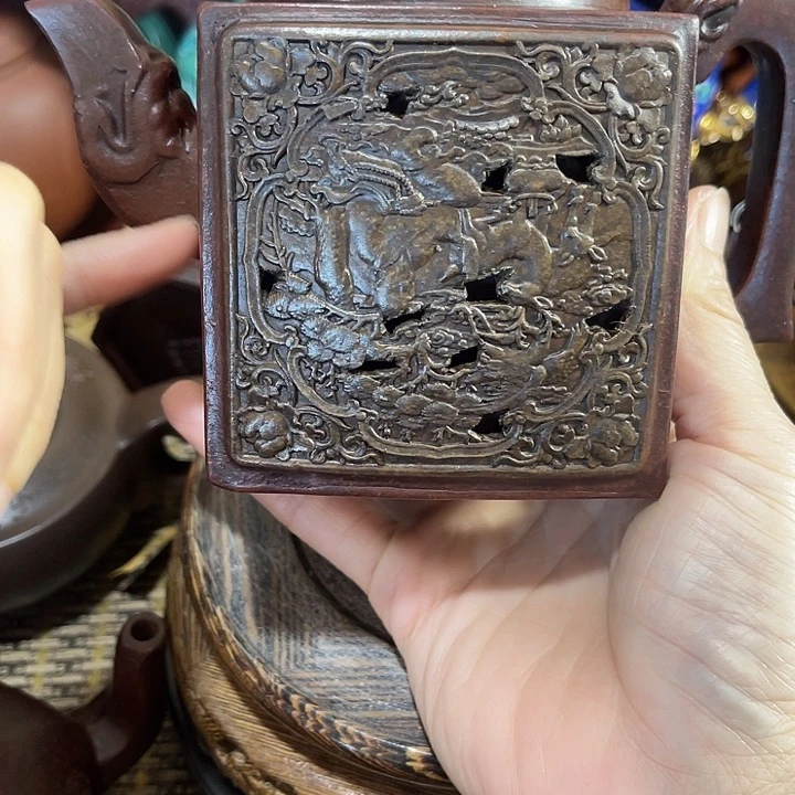 茶壶紫泥原矿泥料手工制作的一把紫砂壶。