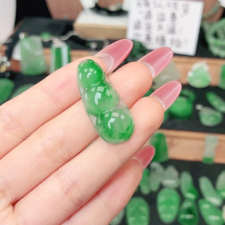 石英质玉（非洲翠）未镶嵌颈饰