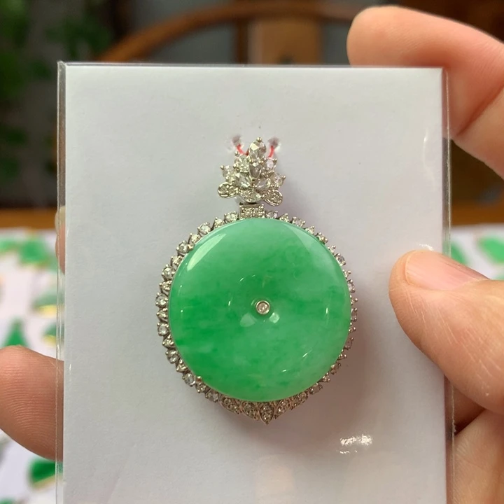 翡翠18K金镶嵌颈饰翡翠吊坠