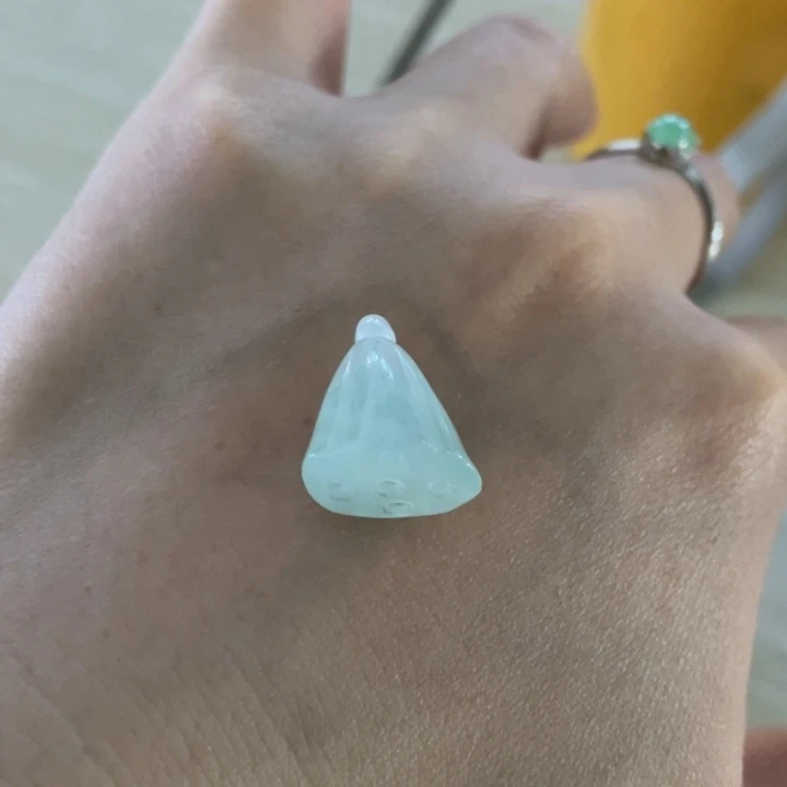 翡翠裸石:***好缅甸翡翠莲蓬