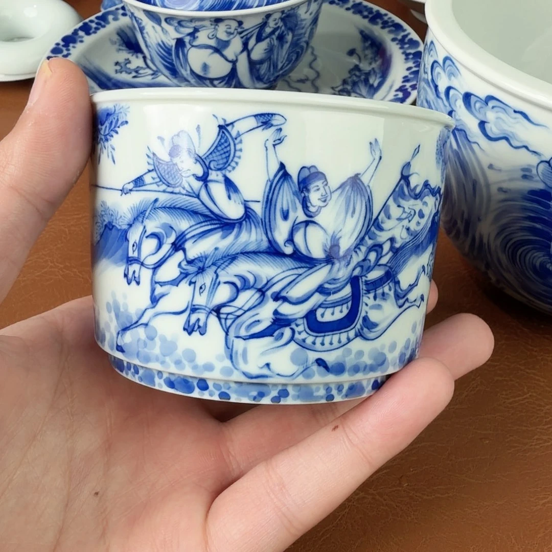 手绘青花人物图案