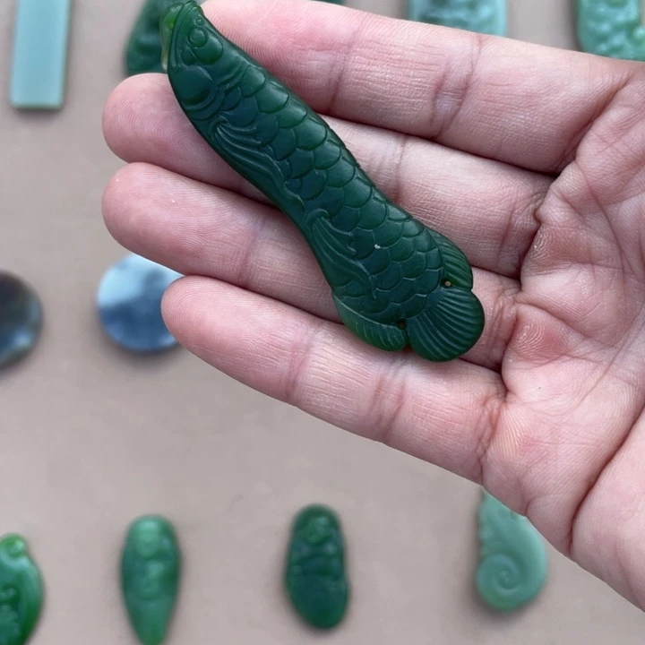 颈饰9K金镶嵌和田玉