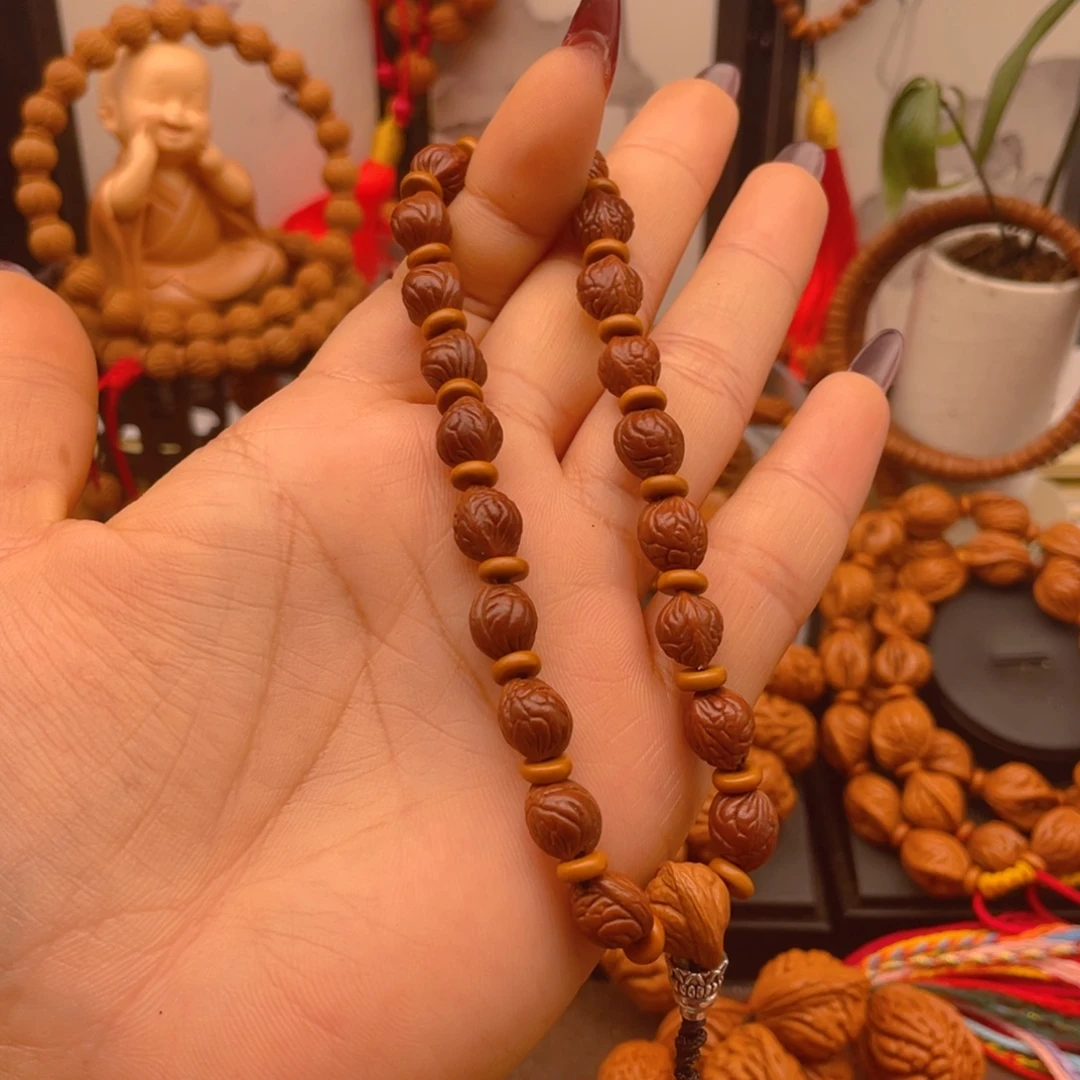 ****桃核手串红红火火。红红火火