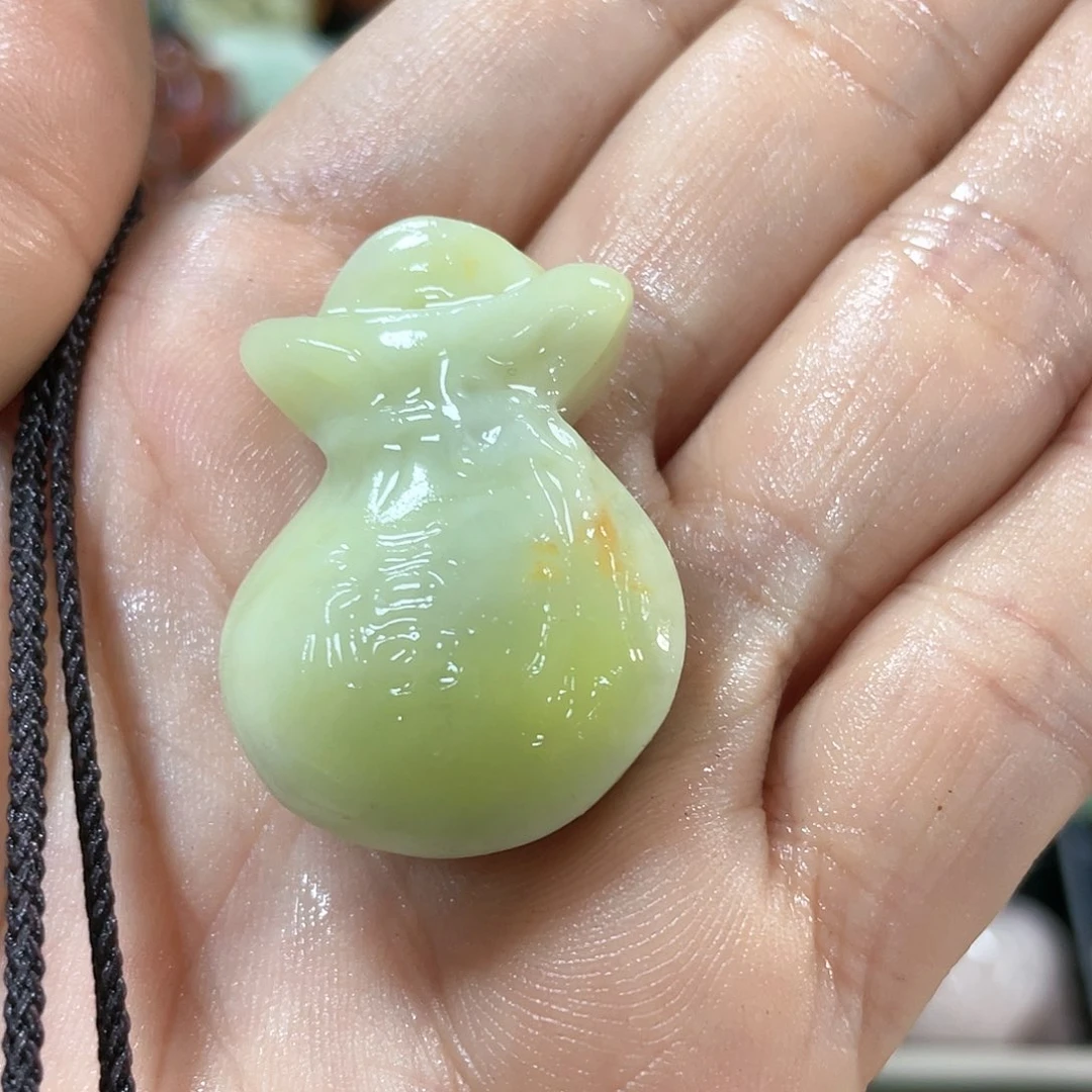 蛇纹石玉颈饰合金