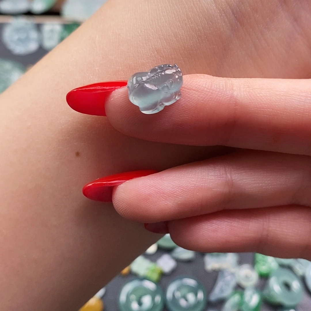 翡翠未镶嵌颈饰貔貅