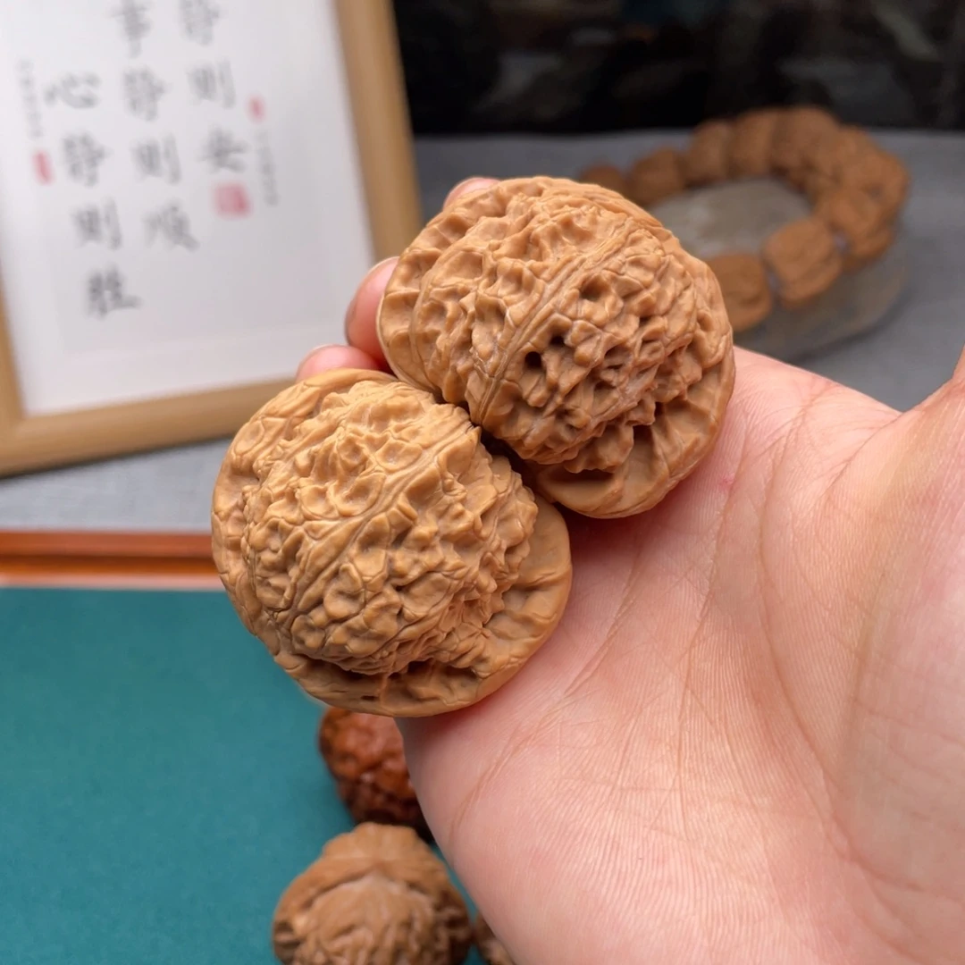 文玩核桃吊坠43尺大白狮子