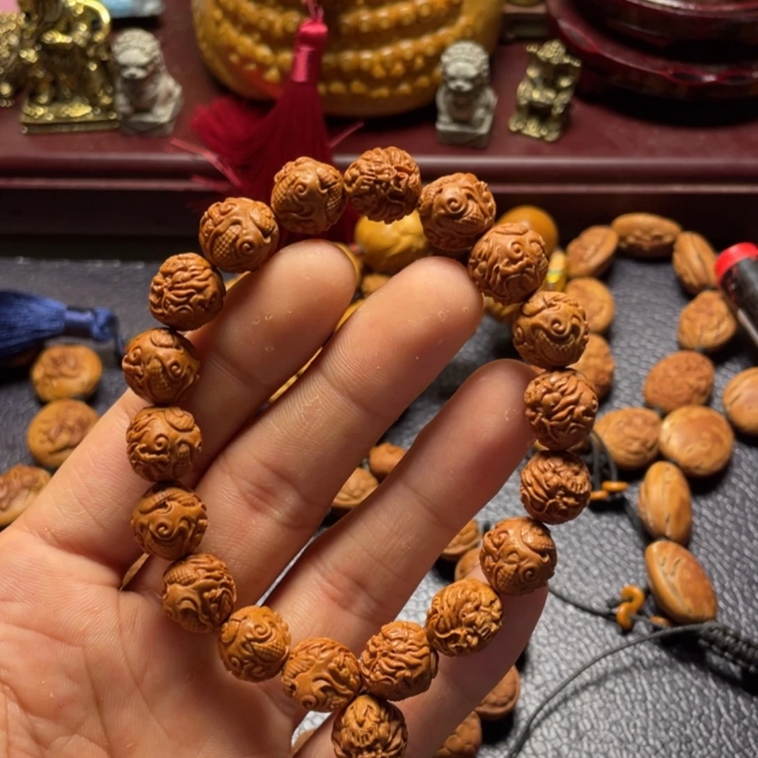 龙纹桃核雕刻龙珠