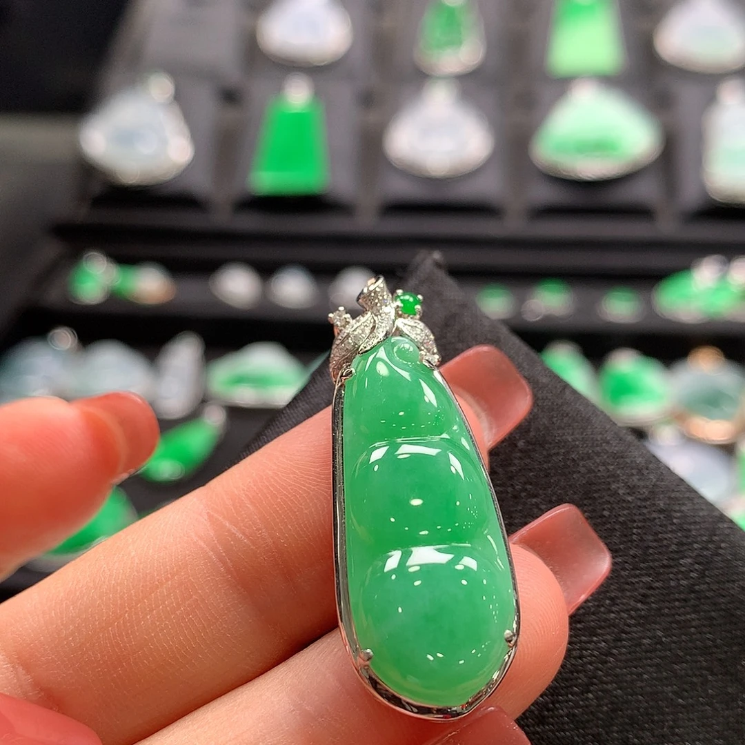 翡翠18K金镶嵌颈饰福豆