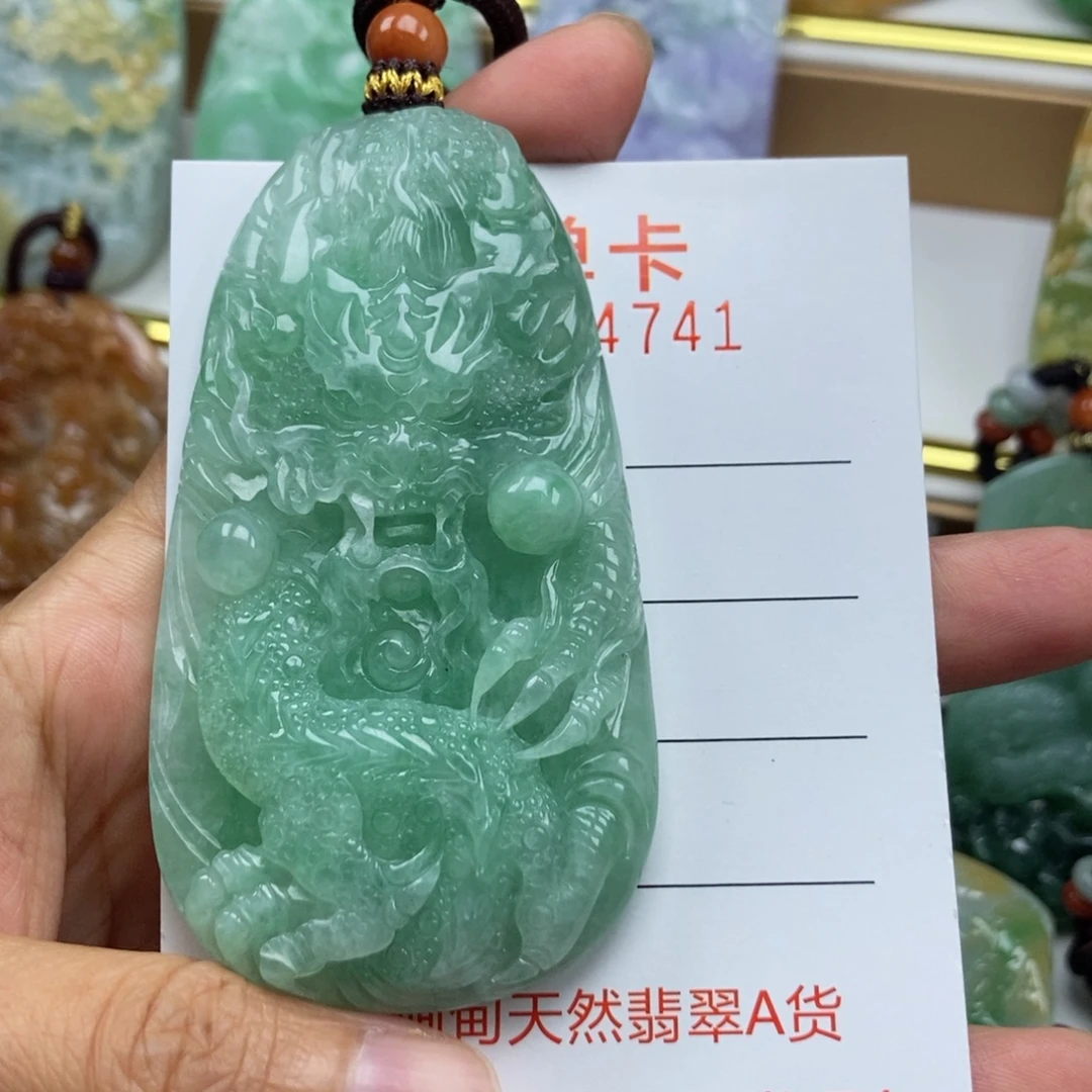 好***至颈饰未镶嵌翡翠吊坠