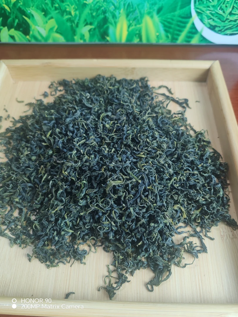 2025新茶，高山云雾菜摘，炒青工艺制作，茶香浓郁耐冲泡。