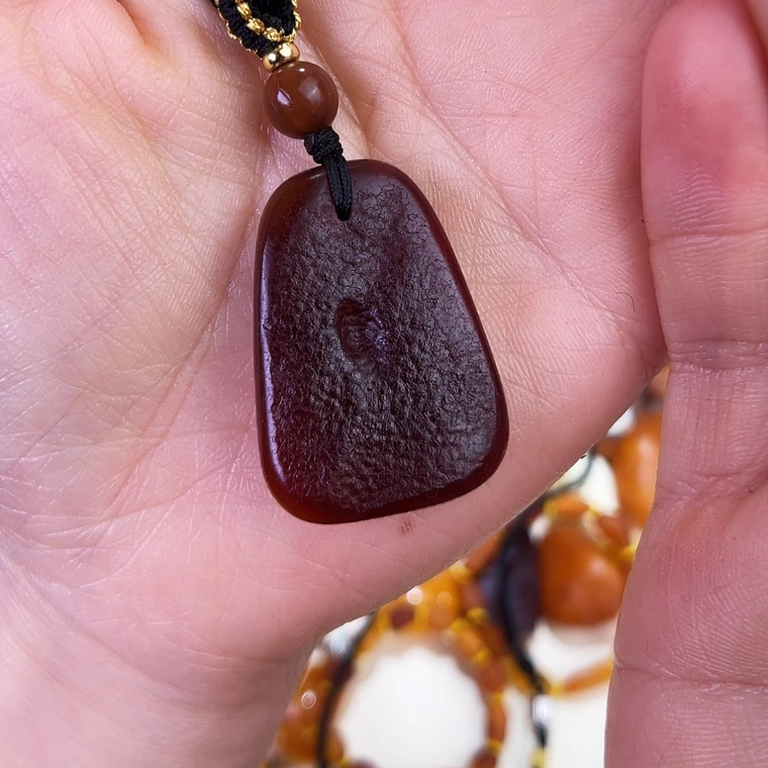 琥珀珠宝奇石未镶嵌。