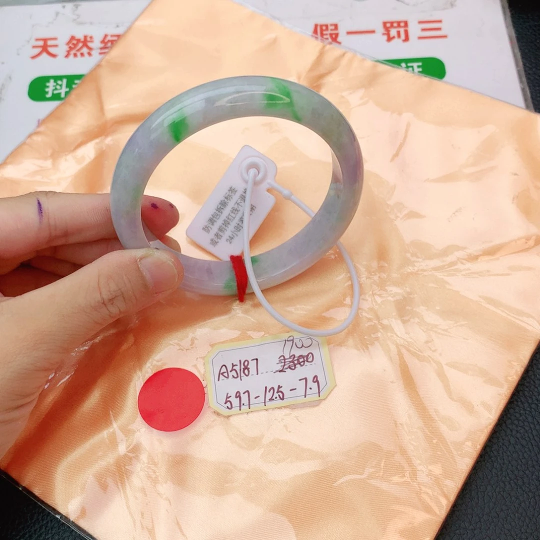 翡翠手镯未镶嵌翡翠