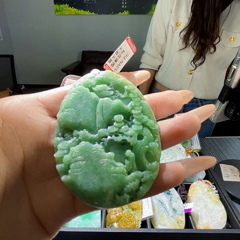 翡翠未镶嵌颈饰一个