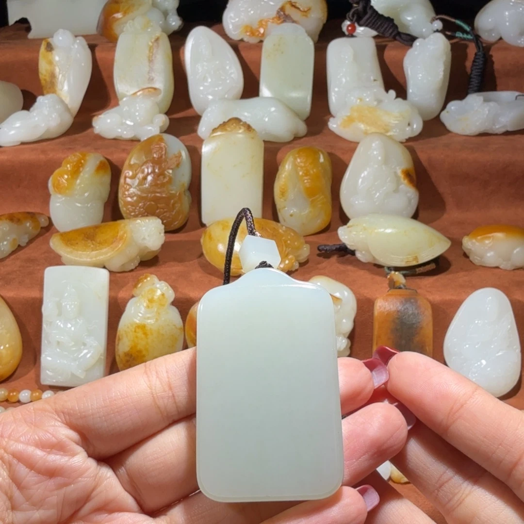 茉***茉和田玉未镶嵌颈饰