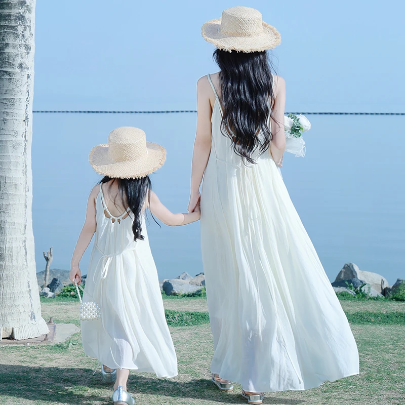 海边亲子装2025新款夏装高端洋气沙滩裙三亚度假母女吊带连衣裙