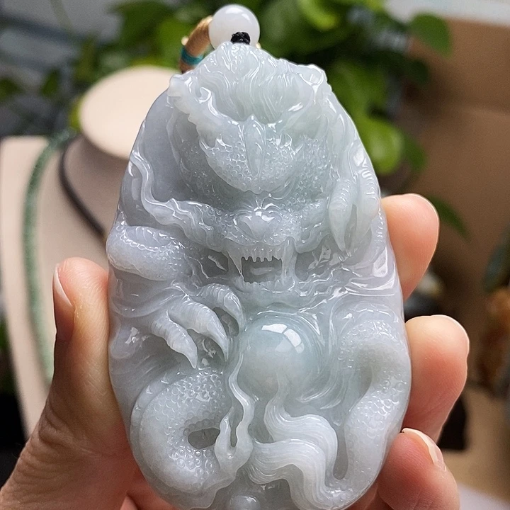 翡翠未镶嵌颈饰龙牌