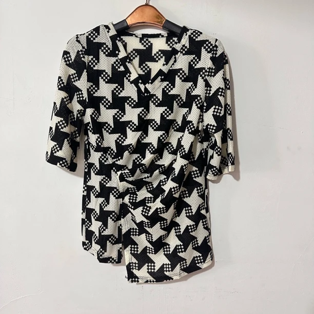 性感交叉V领不规则上衣