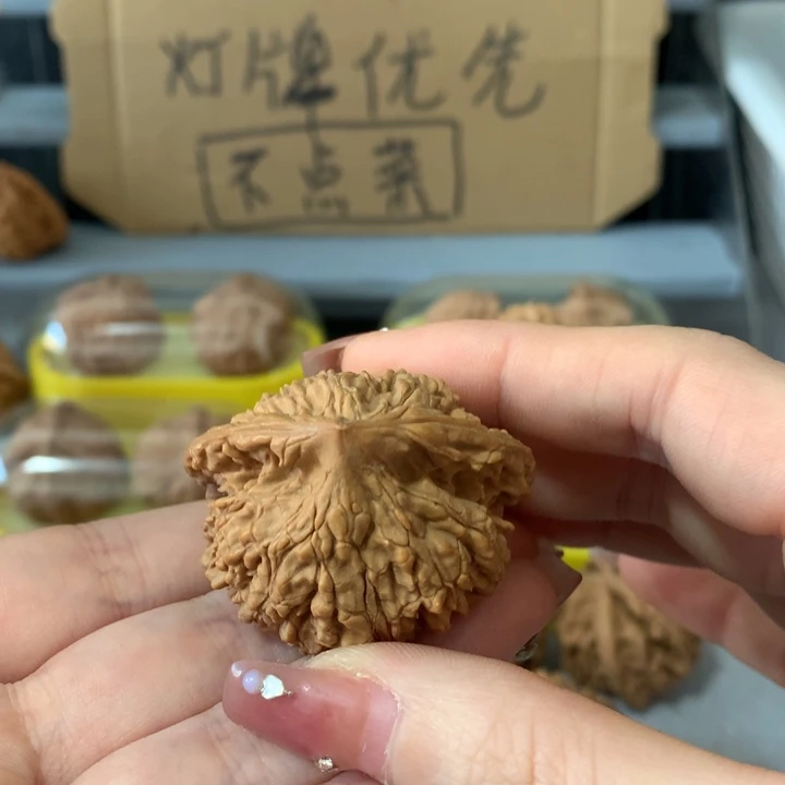 泛***。吊坠文玩核桃异形单只，有瑕疵