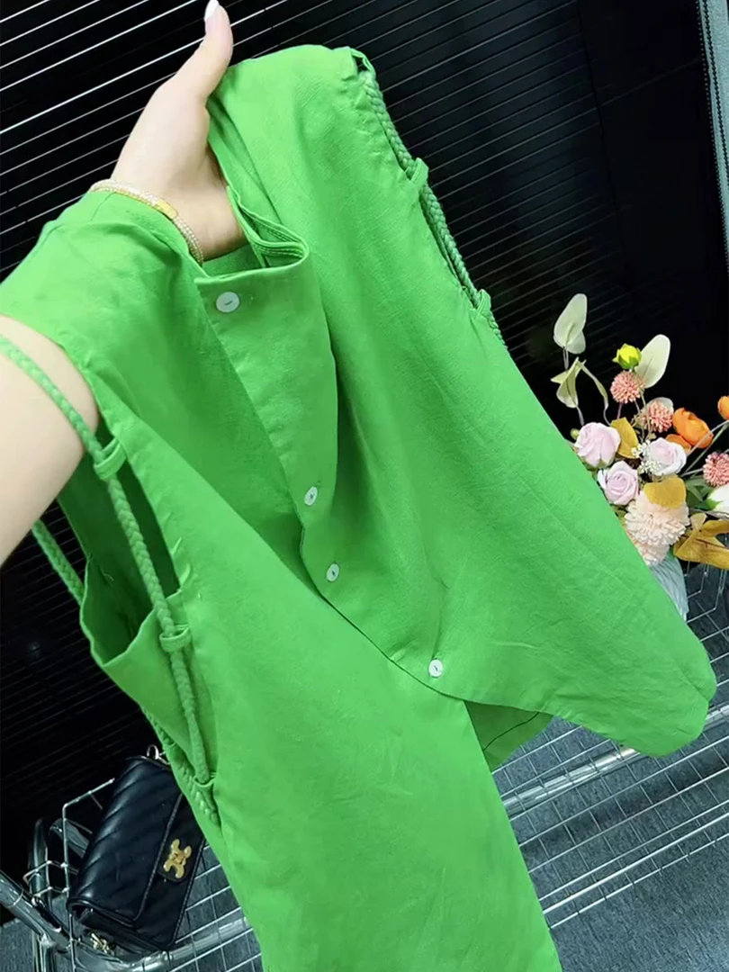 今年流行百搭绿色无袖衬衫女2025夏季新款设计感小众斜扣叠穿背心