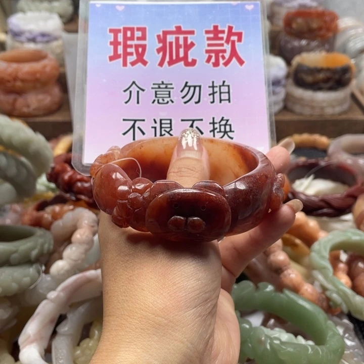 用***悦未镶嵌手镯石英质玉