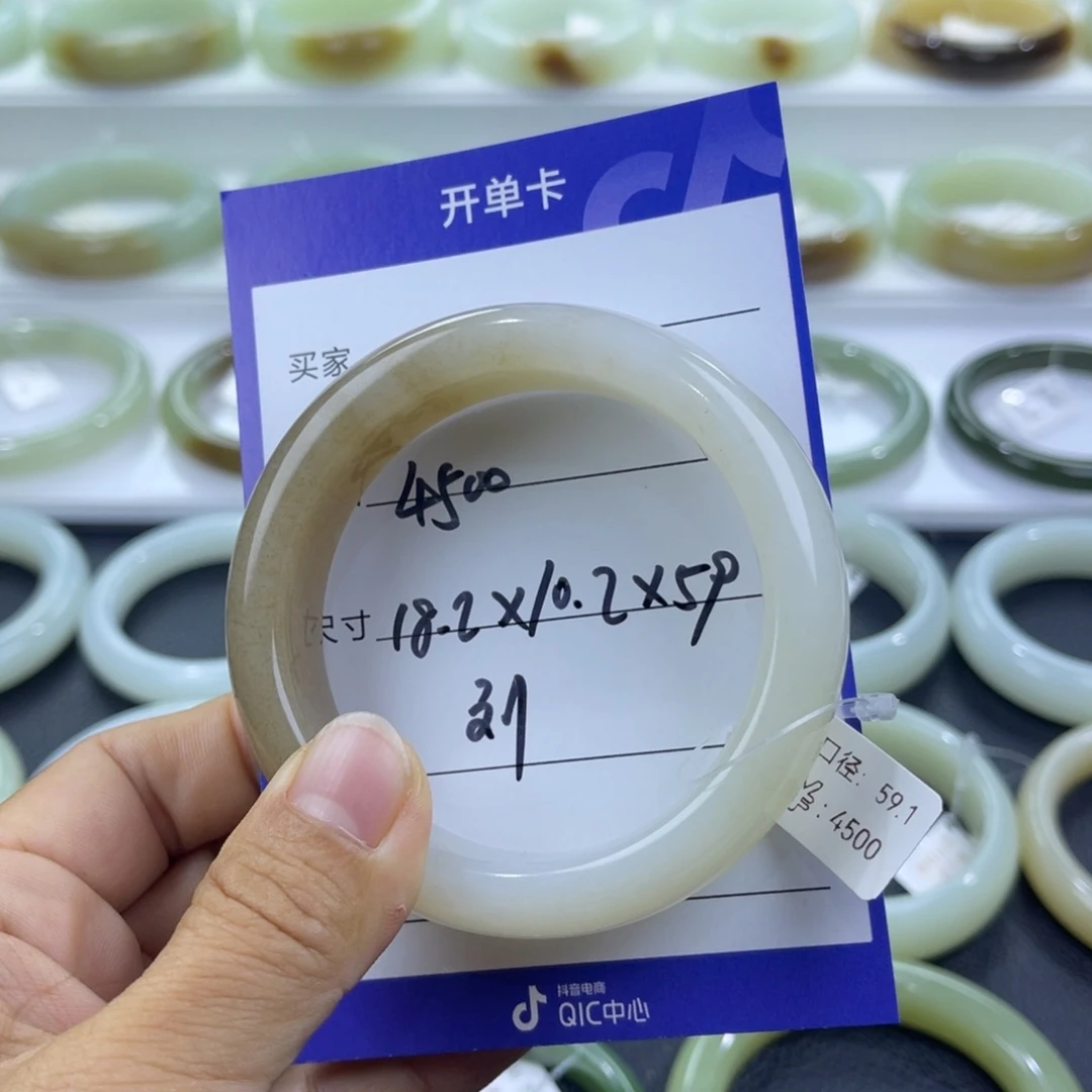 蓝***天未镶嵌手镯和田玉