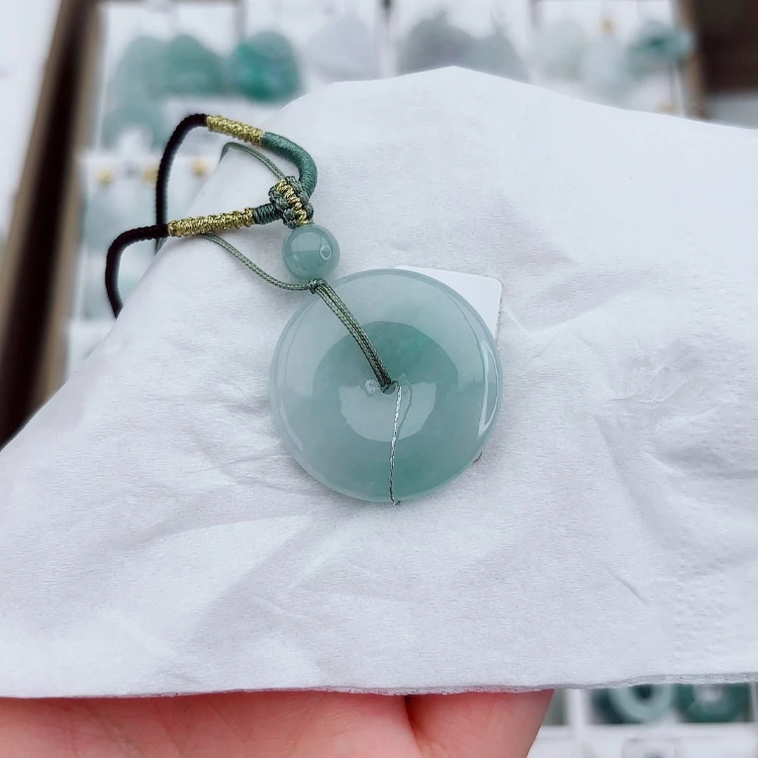 翡翠颈饰未镶嵌平安扣