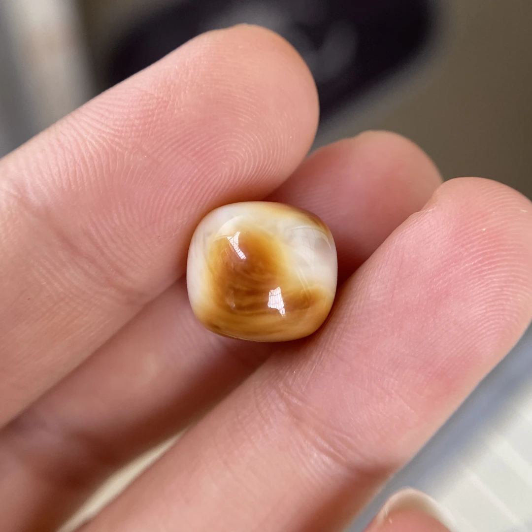 蜜蜡沁色白蜡老型配饰12.2×11.2mm，整体很够用，无优化保天然