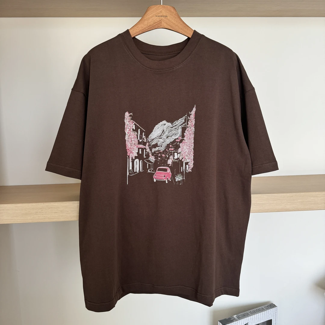 JIUJIU【格纹画报】时尚休闲百搭舒适透气夏季宽松印花圆领咖色T恤