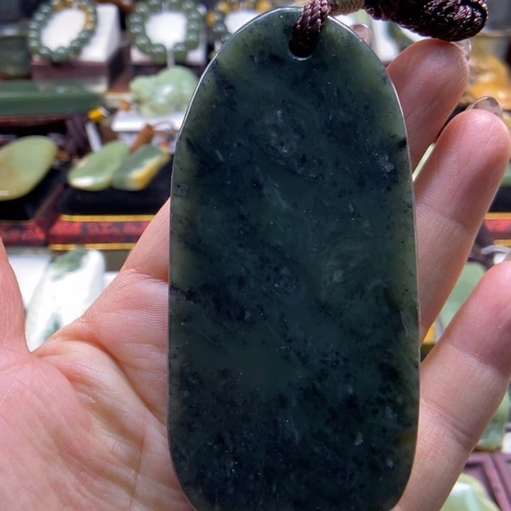 未镶嵌岫岩老玉（透闪石质玉）把件