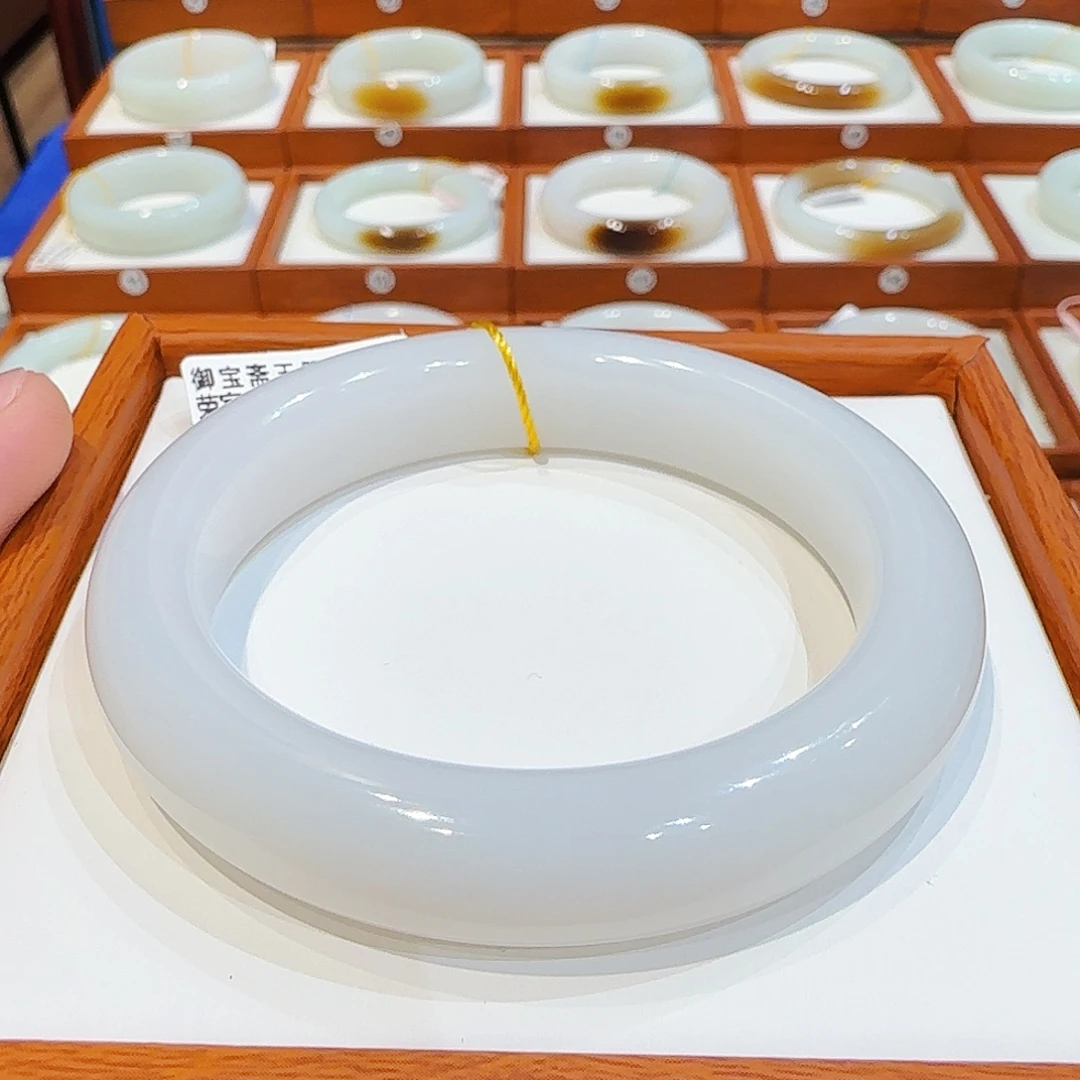 枫***林和田玉未镶嵌手镯