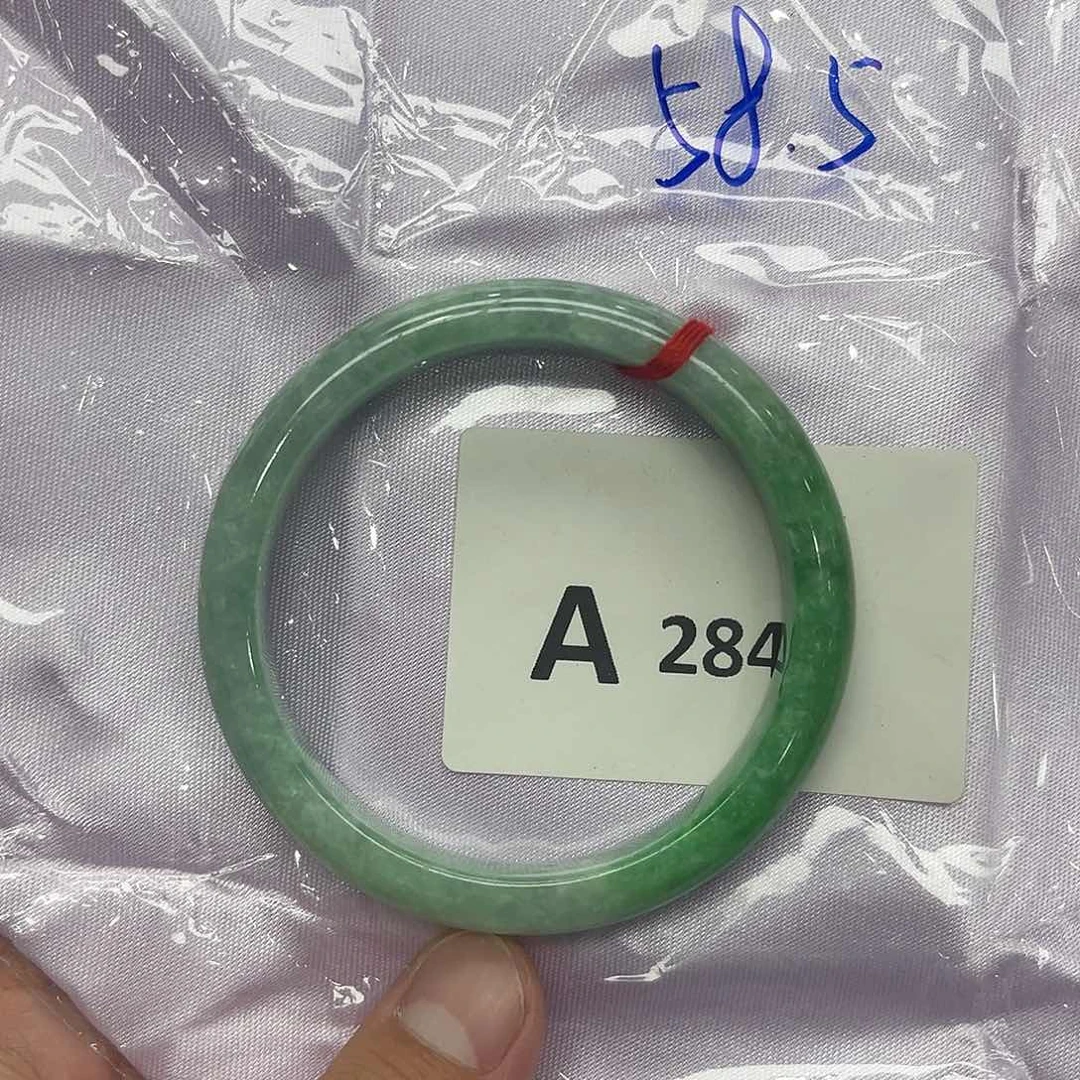 翡翠手镯未镶嵌默认瑕疵
