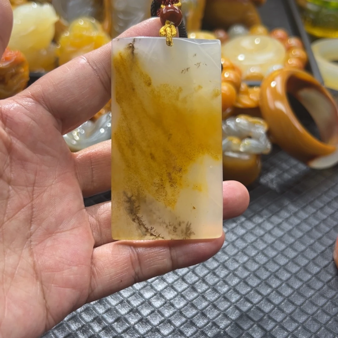 颈饰未镶嵌石英质玉