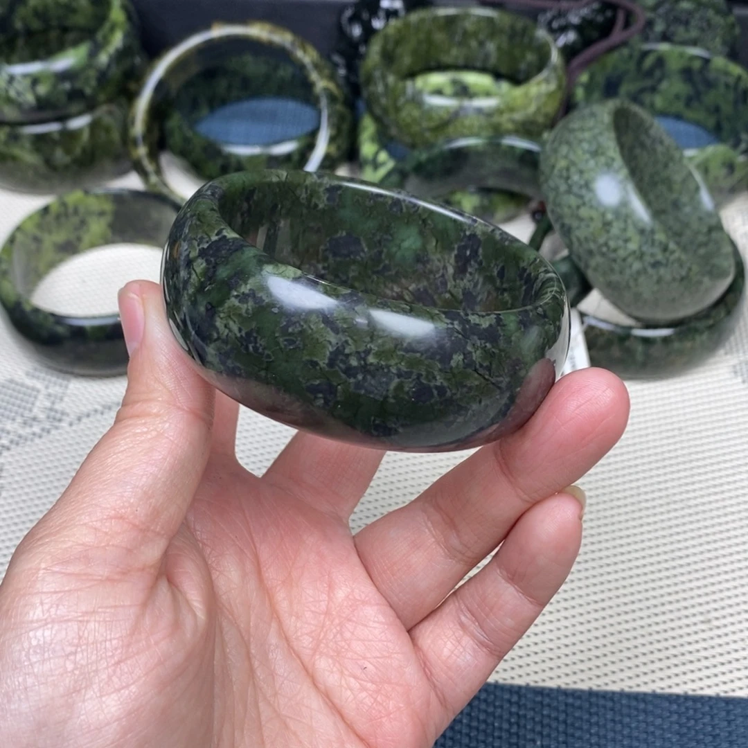 夕***奶蛇纹石玉未镶嵌手镯