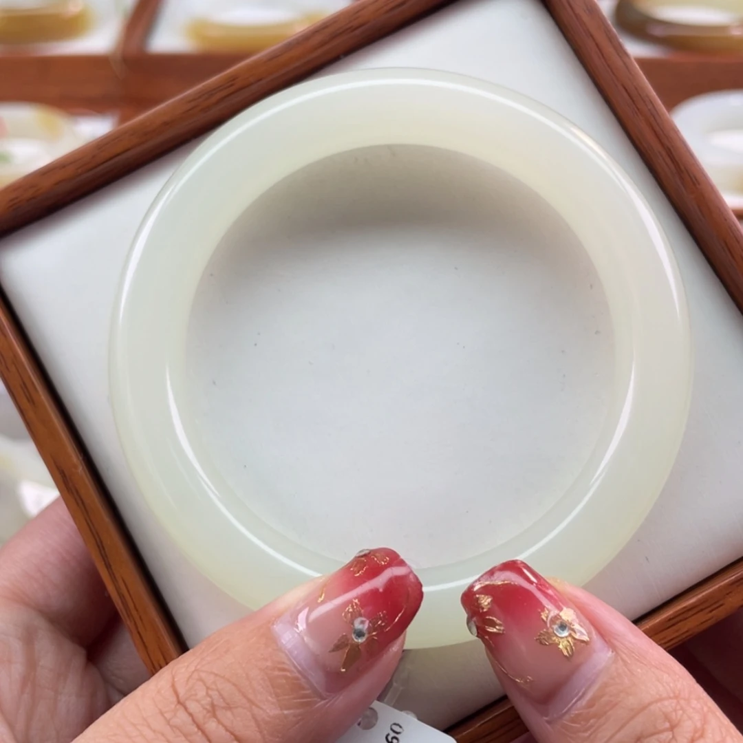 【闪购商品】和田玉手镯未镶嵌59