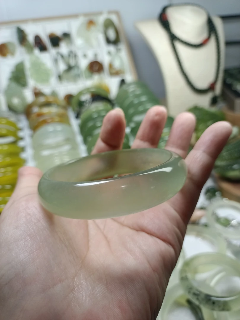 天然岫玉冰透手镯