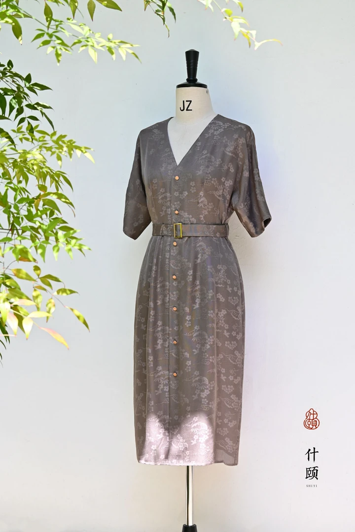 【苏州非遗织造三经绞罗】紫糖四季花卉花罗V领短袖连衣裙