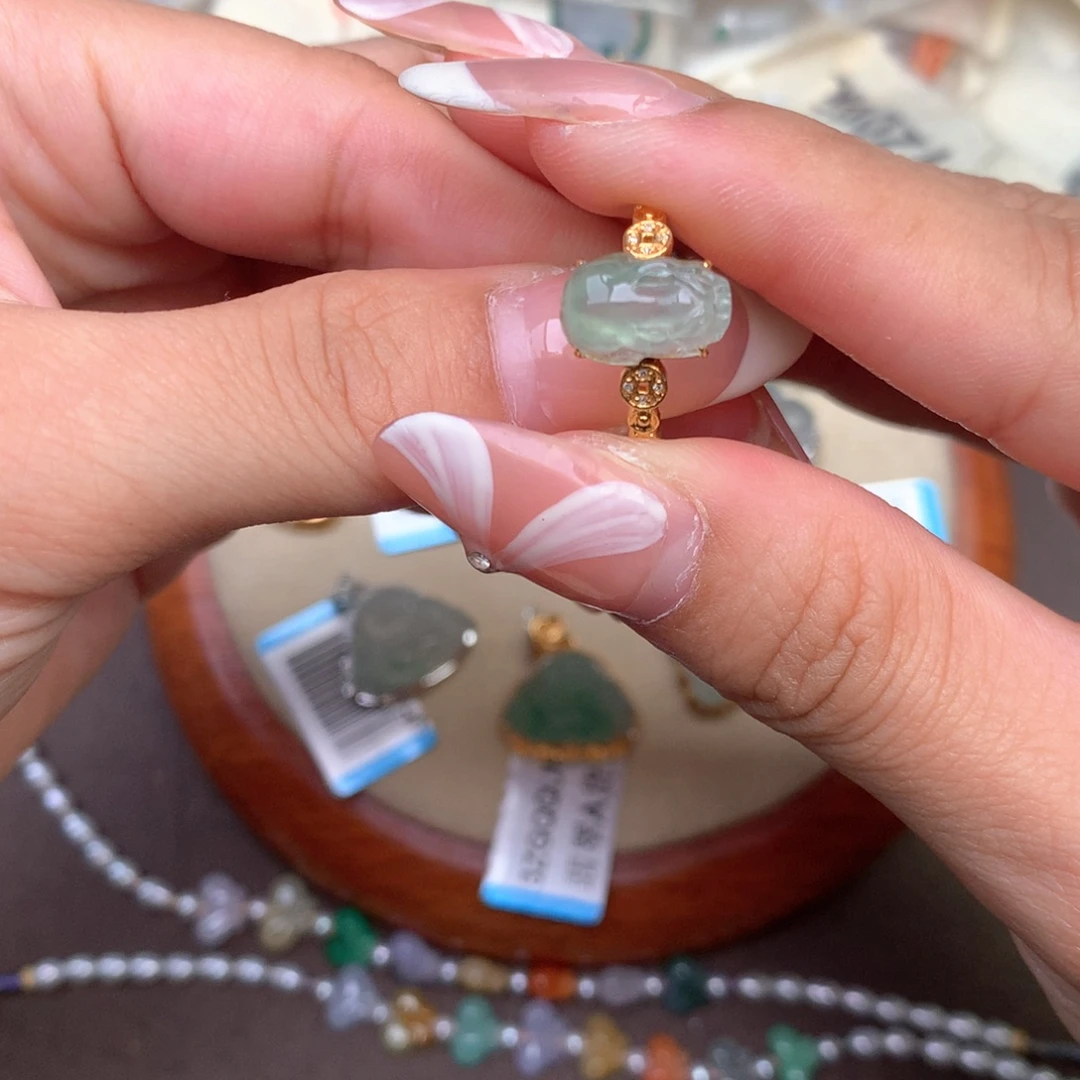 翡翠18K金镶嵌挂件